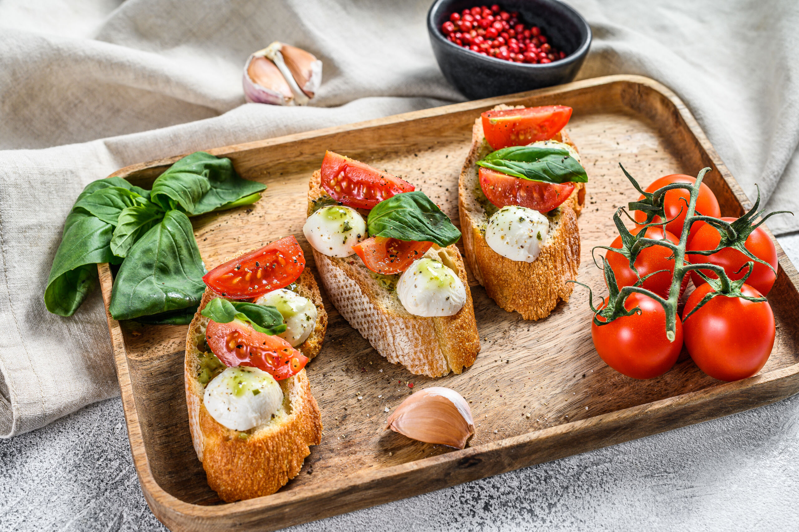 Bruschetta with tomatoes, mozzarella cheese and basil. italian a Speisekarte