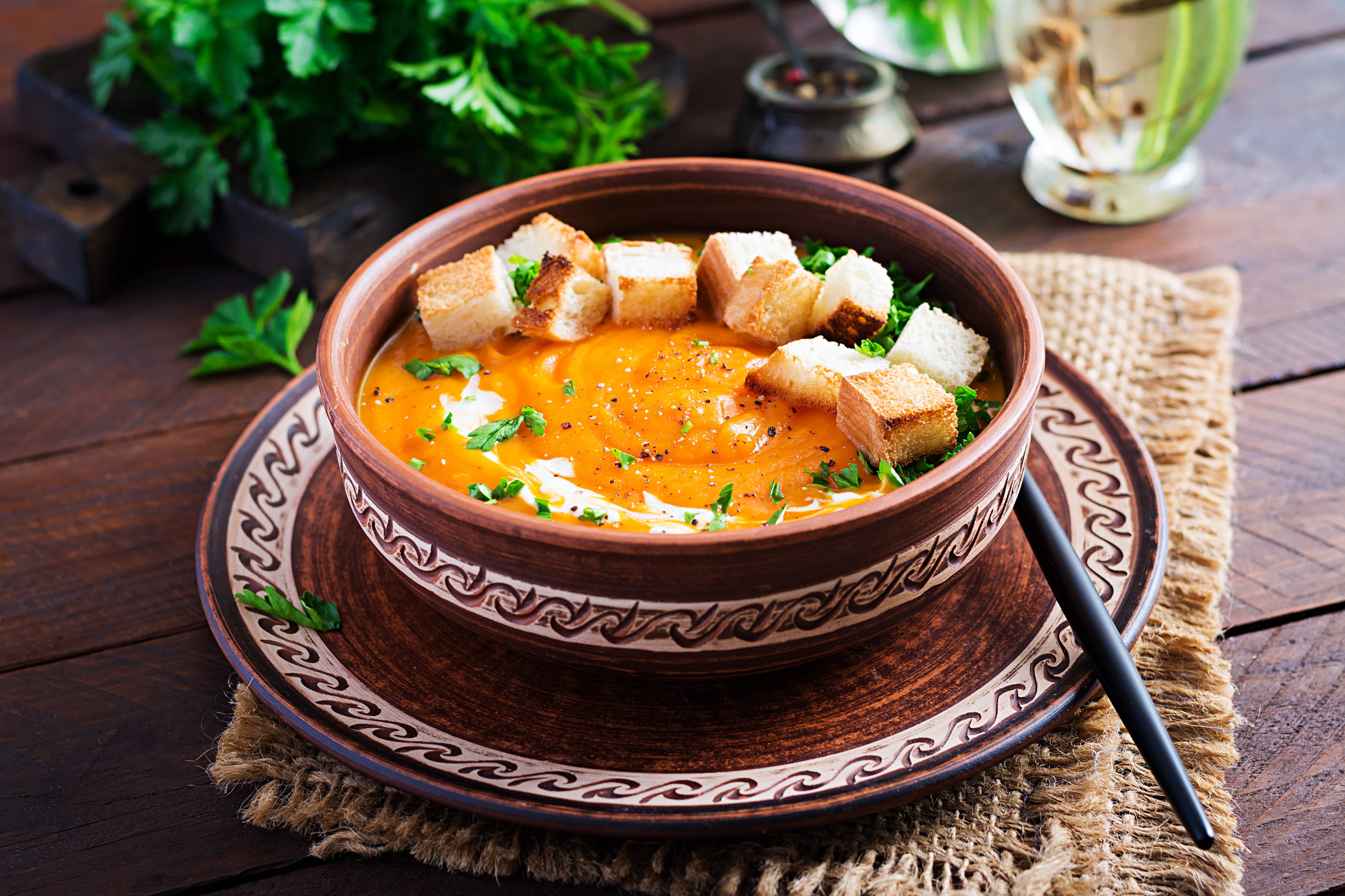 pumpkin-soup-in-a-bowl-served-with-croutons-and-pa-2023-11-27-05-34-52-utc Speisekarte