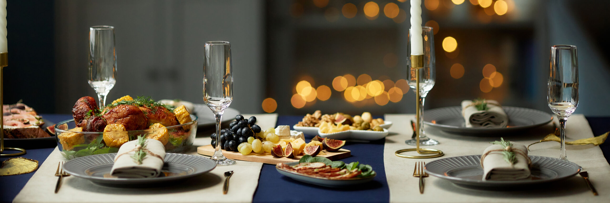Plates and Wineglasses Served with Dishes on Dinner Table on Christmas Eve Speisekarte